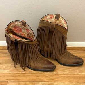 ARIAT FRINGE BOOTS - 7.5